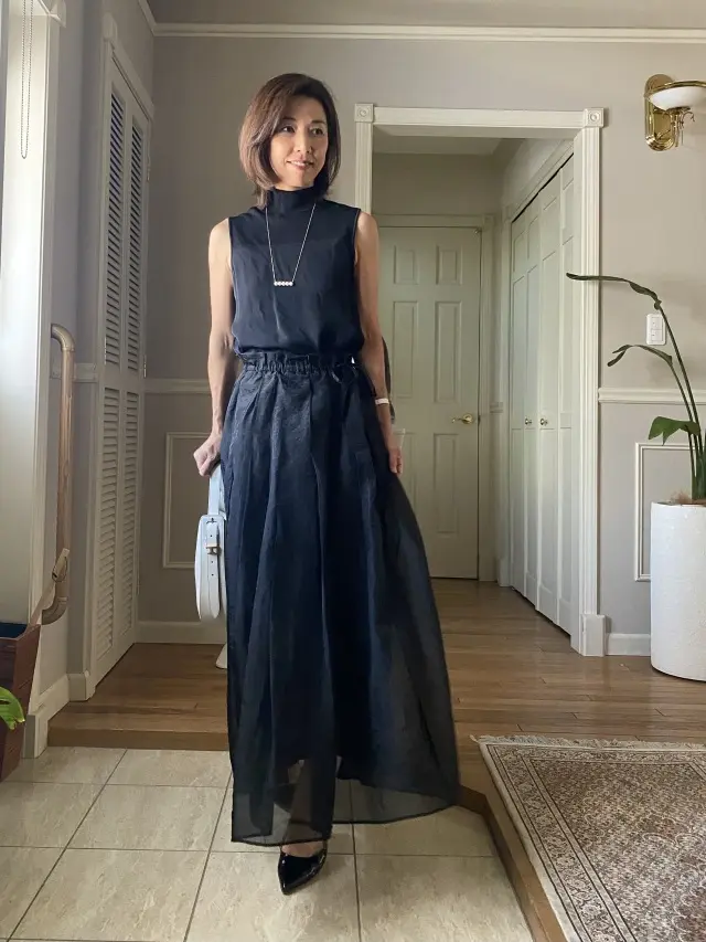 白が映えるブラックコーデの画像_3