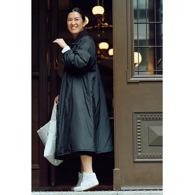 ショートブーツ感覚で履ける「ハイカットの白スニーカー」で冬の足もとを一新【スタイリスト・大草直子の「冬のおしゃれ塾」】