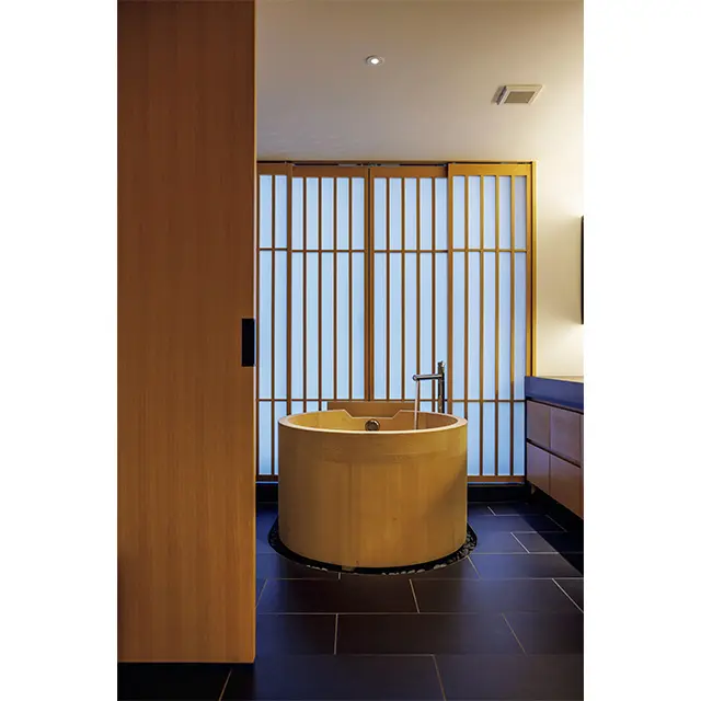 客室の一角に丸いヒバの浴槽を設けたコンパクトな「壺湯スーペリア」。