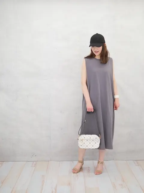 GUショルダータックワンピースにキャップをコーディネート