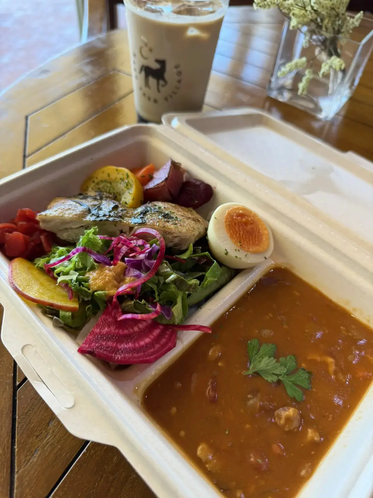 ファーム内で採れた色とりどりの 減農薬循環型野菜がヘルシーなチキンカレー。