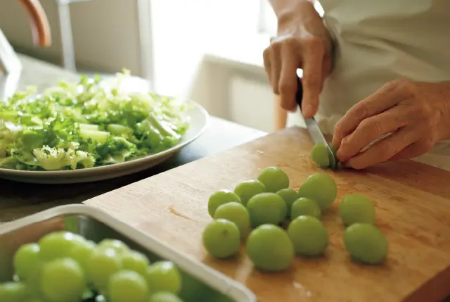 ステンレスや天然木のまな板を愛用する有元葉子