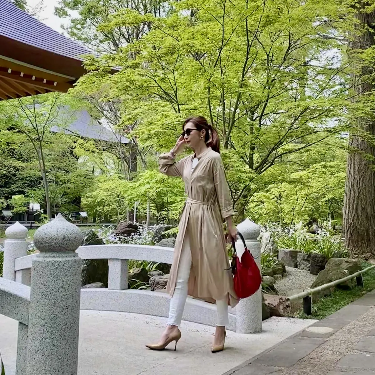 ベージュワンピに白デニムを合わせて新緑の中で