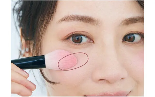 1.セミマットチークは高めの位置に