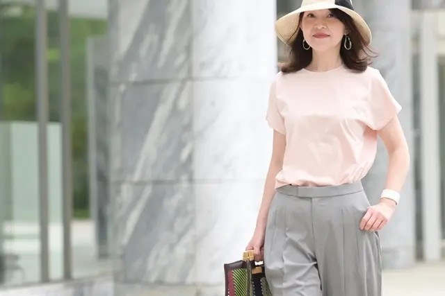 E by eclat後ろラグランフレンチスリーブTライトピンクとUNIQLO：Cグレーパンツでコーディネート