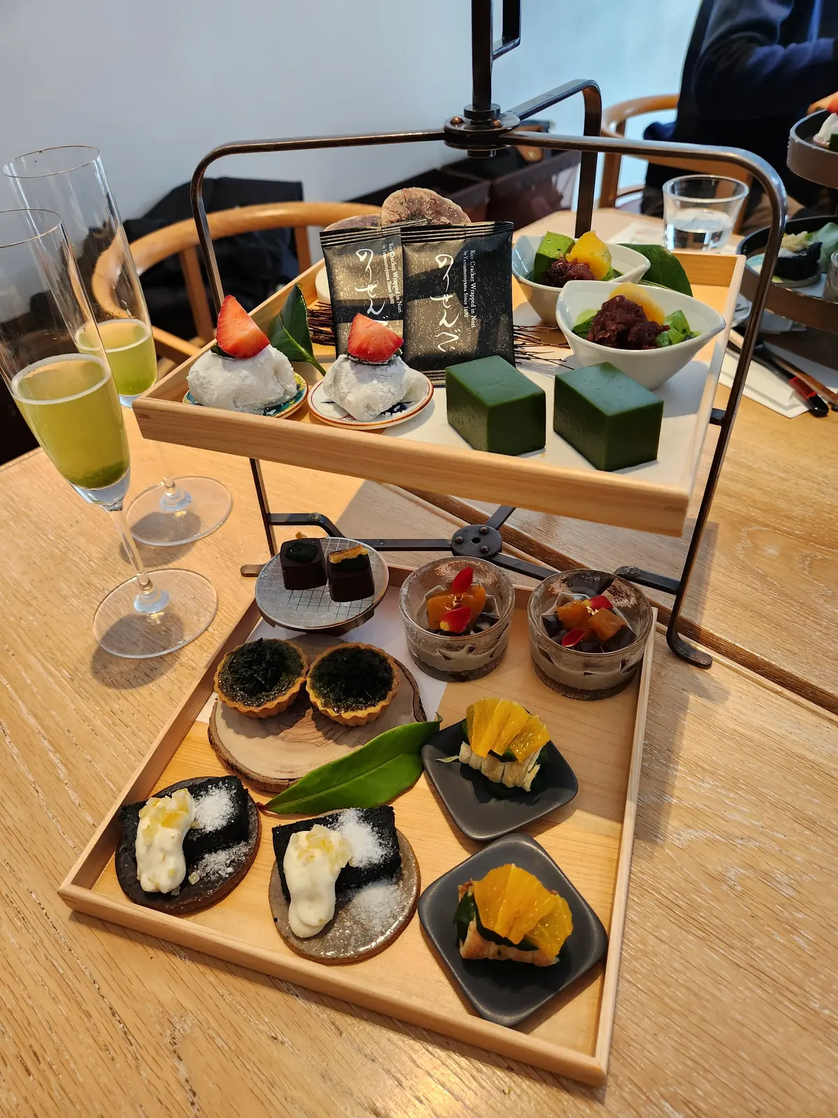 上が和の段、下が洋の段(2人用)