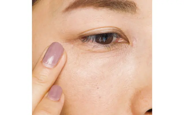 .シミ全体を覆うように指を使ってなじませる