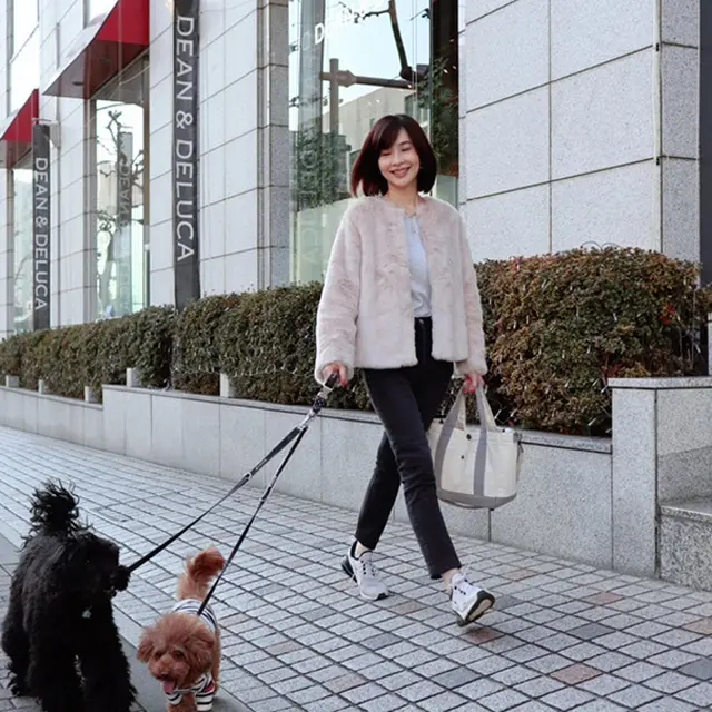 白スニーカーとエコファーで「お散歩コーデ」