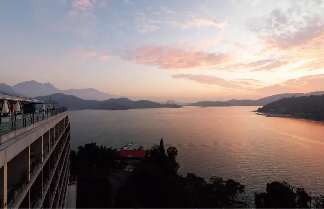 屋上スカイラウンジからの夕景