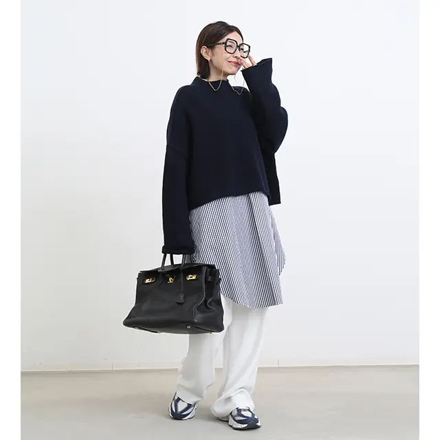 ボトムは、とろみのあるホワイトのスラックス。おしゃれ気分をあげてくれるスクエアメガネやアクセサリー代わりとしても楽しめるメガネチェーン、ニューバランスのボリュームスニーカーなど、小物でもトラッドミックスするスタイルが気分。