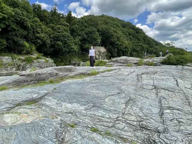 秩父長瀞の岩畳の上にのって