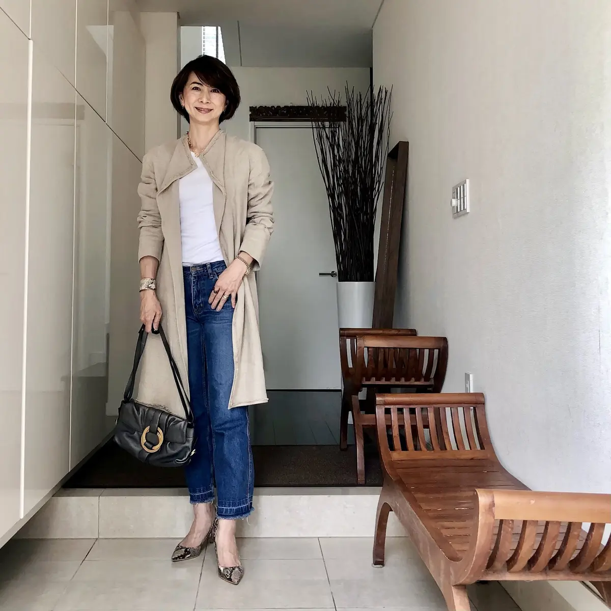 リネンコートコーデ、ベージュ＆黒の画像_2