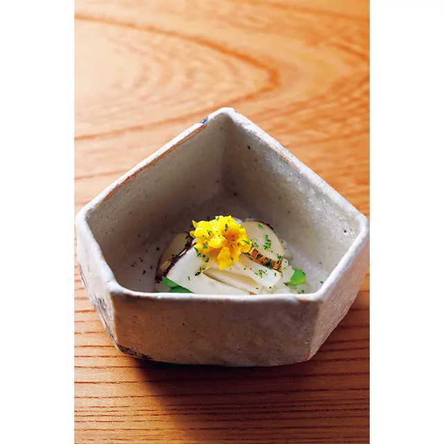 先付の「松茸の飯蒸し」。