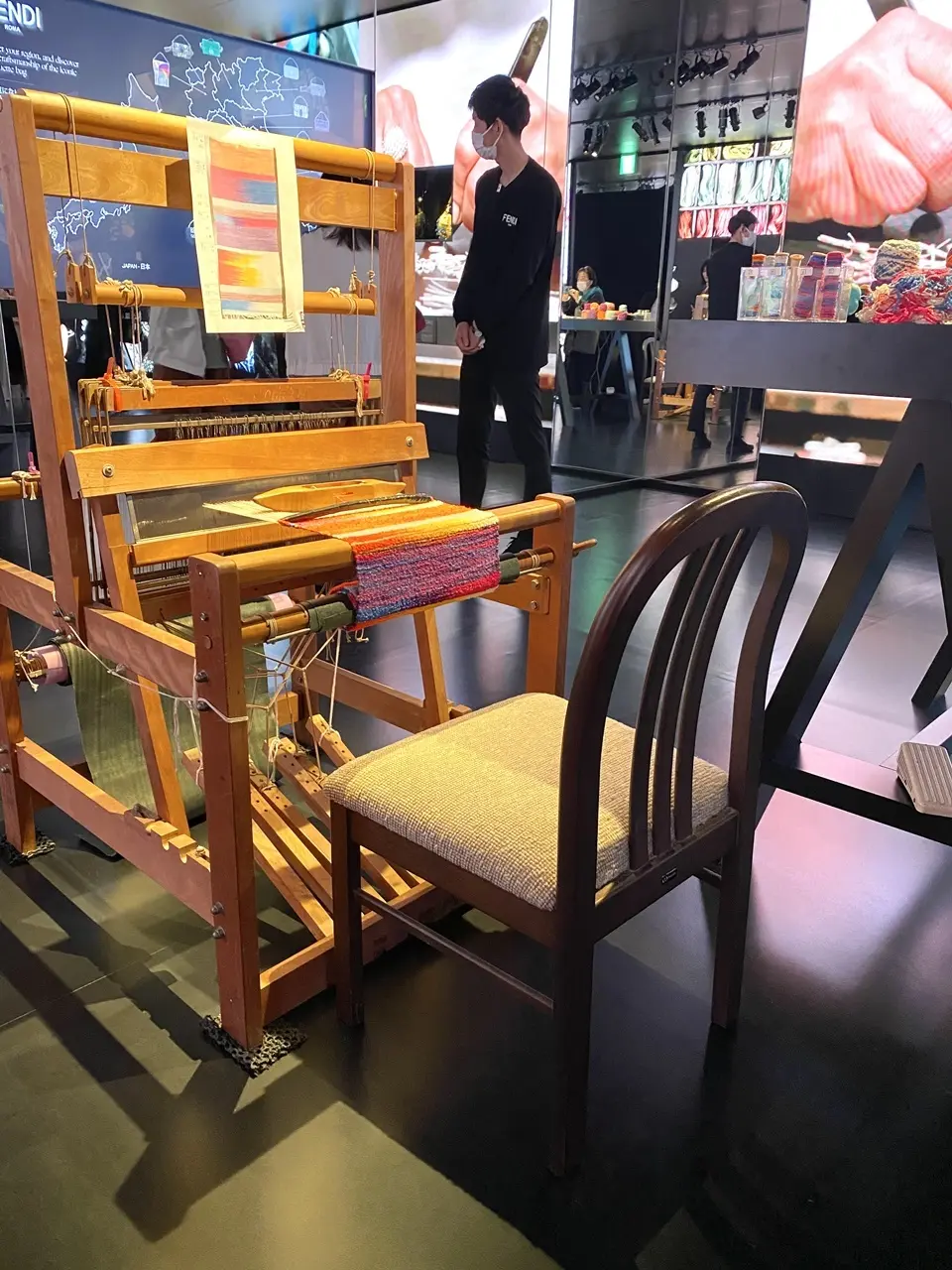 FENDIエキシビション 西形彩の機織り機