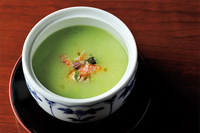 そら豆と毛ガニのスープ。カニの身がたっぷり入った 贅沢な味