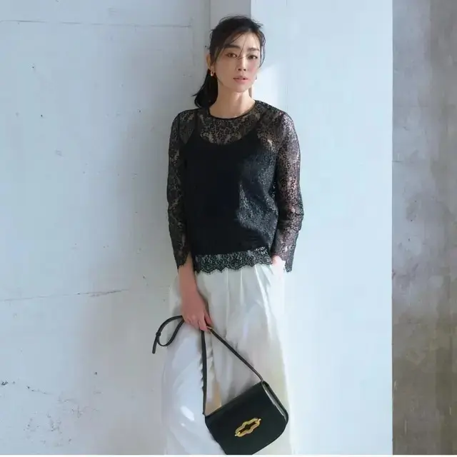 女らしさがぐっと高まる黒レース。きりっとした雰囲気でハンサムなパンツと好相性