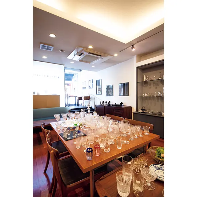 中央には使いやすい グラスが並ぶ