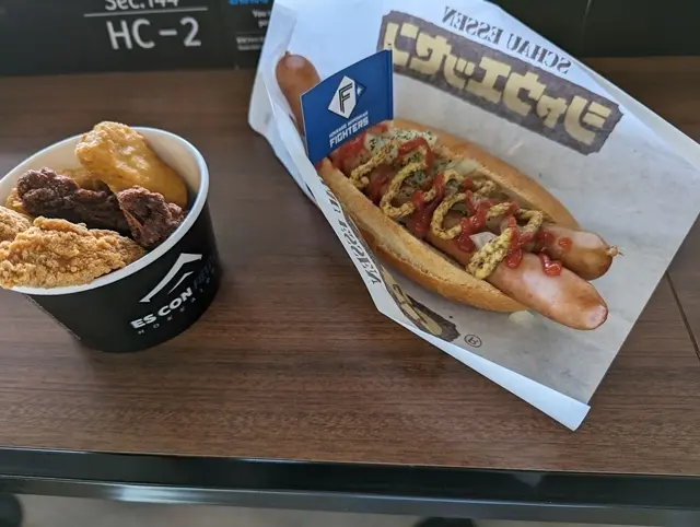 右、選手グルメ「まんちゅうのわんぱくＷシャウドッグ」　左、チキンコンボ