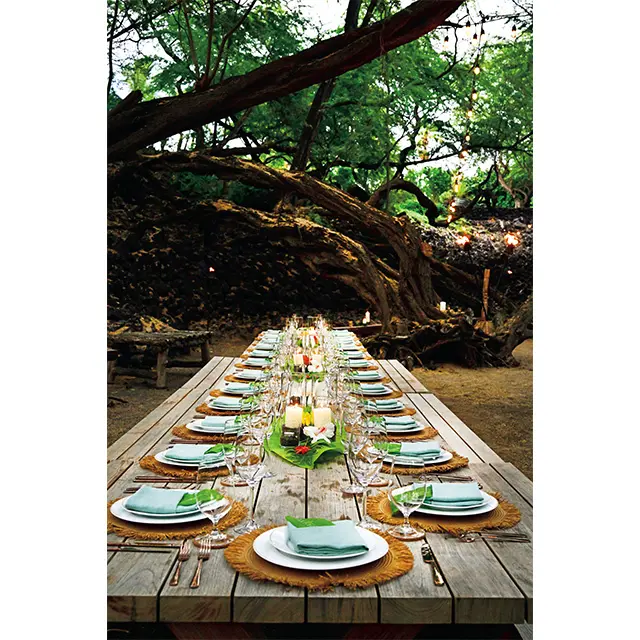 キアヴェの樹々に抱かれた広場 で、ハワイ伝統の祝宴＂ルアウ＂ を体験する「アイランド ルーツ ディナー」。巨大な炭火のグリル で仕上げた地元産の肉、魚、野菜 を存分に味わって。参加者が家族 ＂オハナ＂ のようにつながれる、 ソーシャルな食イベントだ