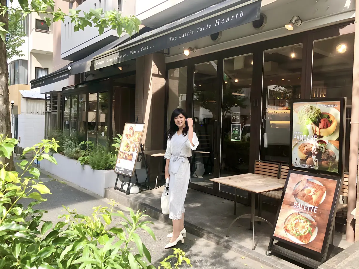 白トップス。半袖。袖レース。グレーのストライプ。スカート。セットアップ。リボンベルト。any FAM。The Latria Table HEARTH。 ハース。恵比寿。ハース恵比寿店。外観。店頭。入り口。