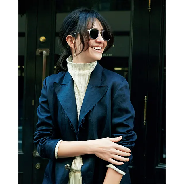 光沢のある上品なリネンコート