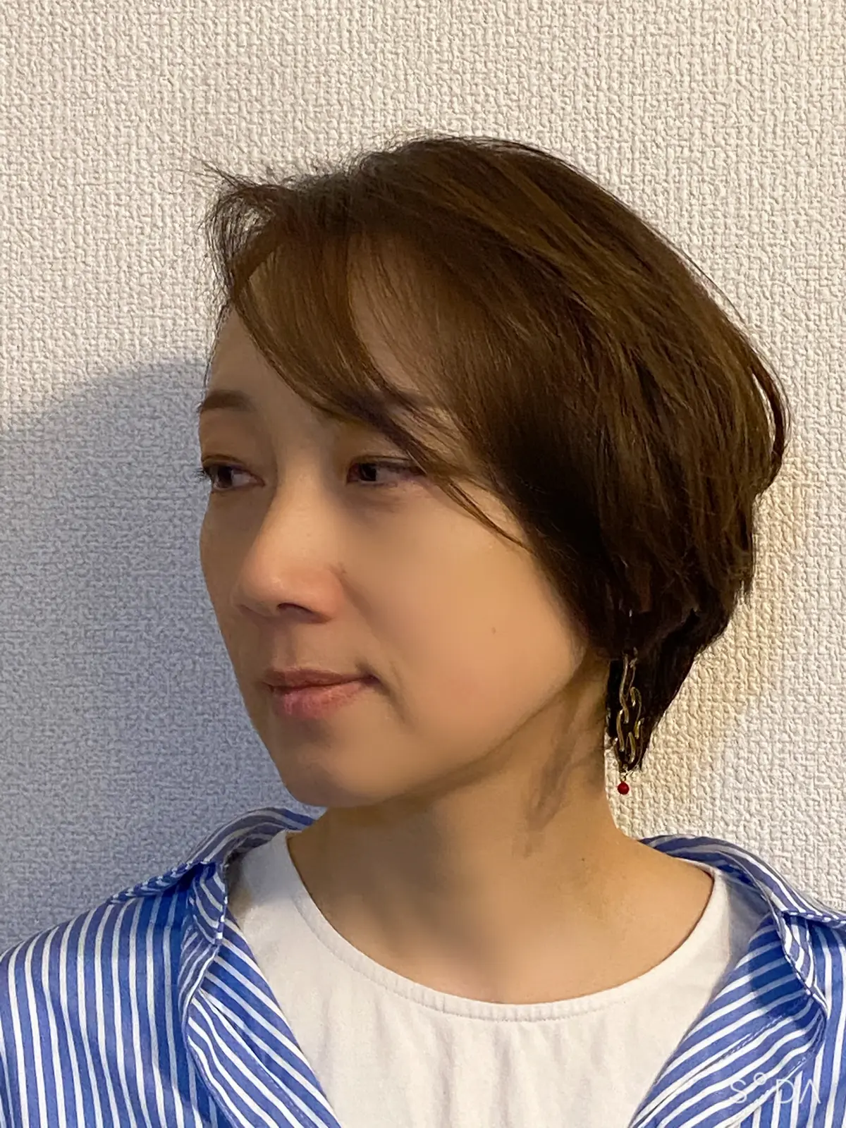 エクラ世代の初夏のヘアスタイル明るめの髪に動きのあるヘア