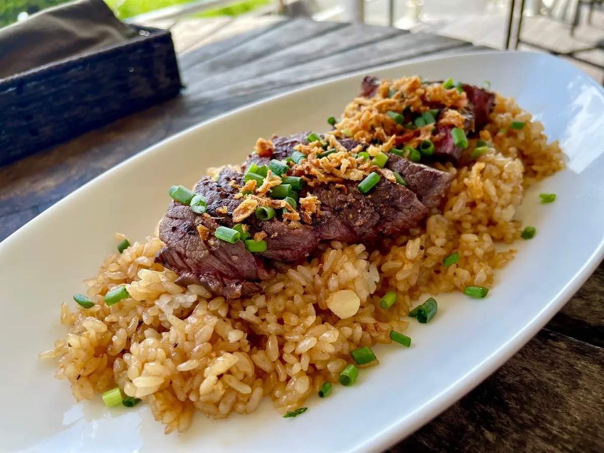 ダブルドアーズの定番、和牛ステーキwithガーリックライス