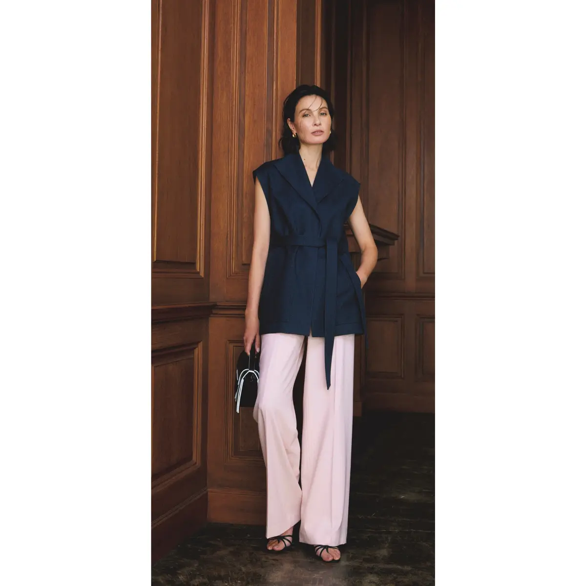 ベルトつきネイビージレに淡ピンクパンツを合わせたコーディネート　モデル・田沢美亜