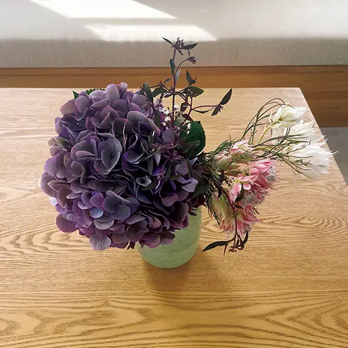 斜め上から。奥行きがなくなり、花器が中途半端にのぞく