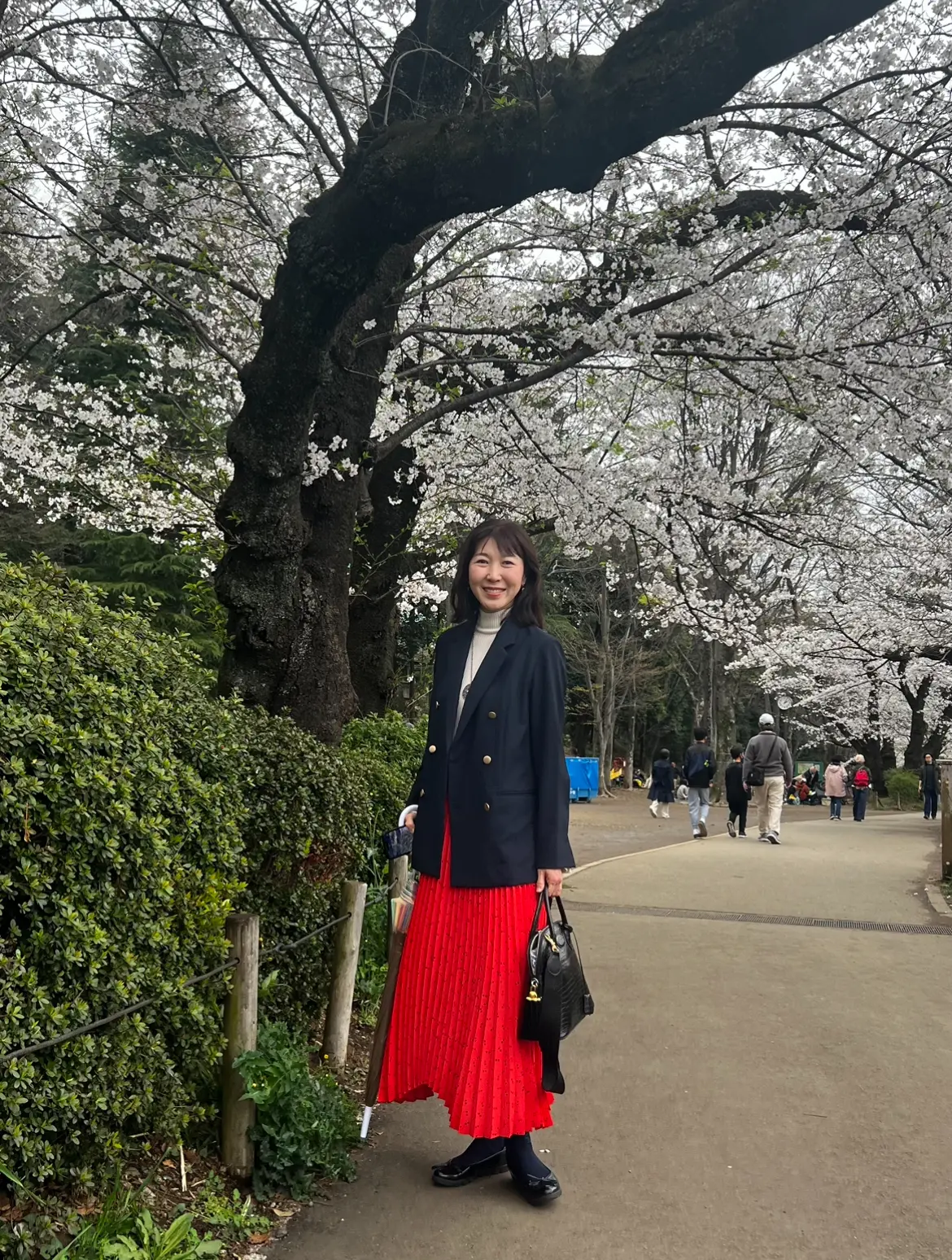 紺ブレと赤スカート