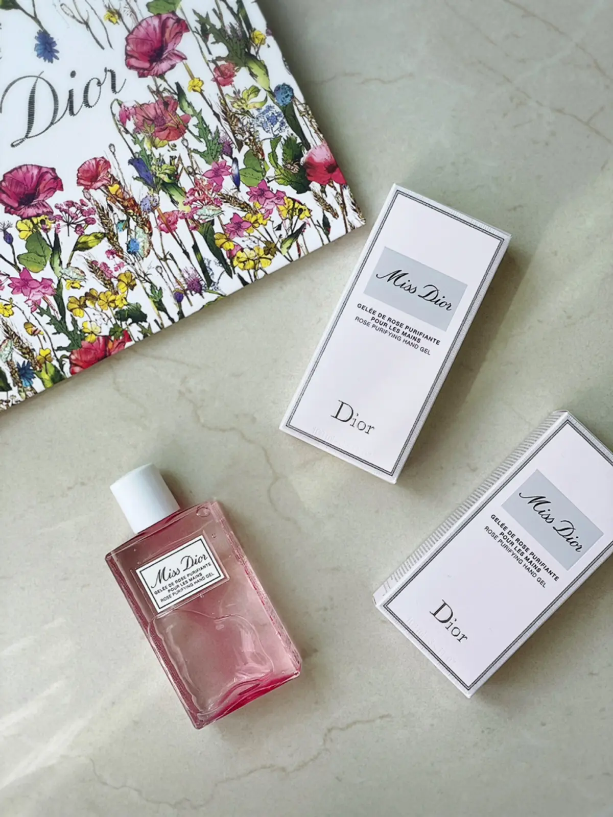 オトナ可愛いライトグレーパンツでDiorの画像_3