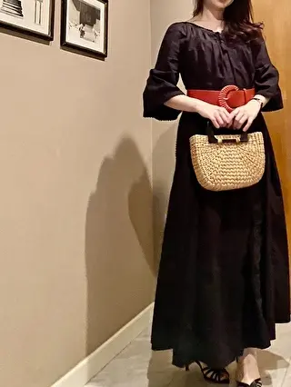 赤いベルトのワンピースコーデ