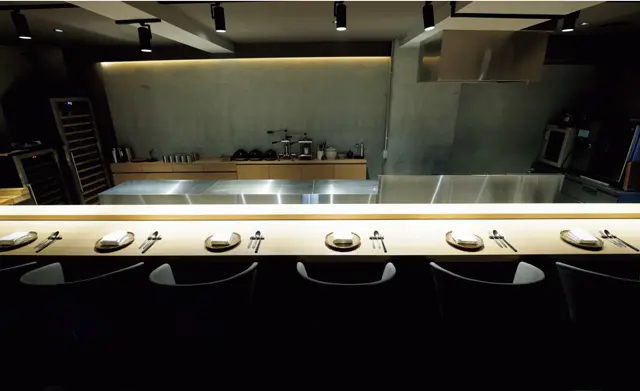 8席のカウンターからシェフが料理している姿が眺められて劇場感マックス