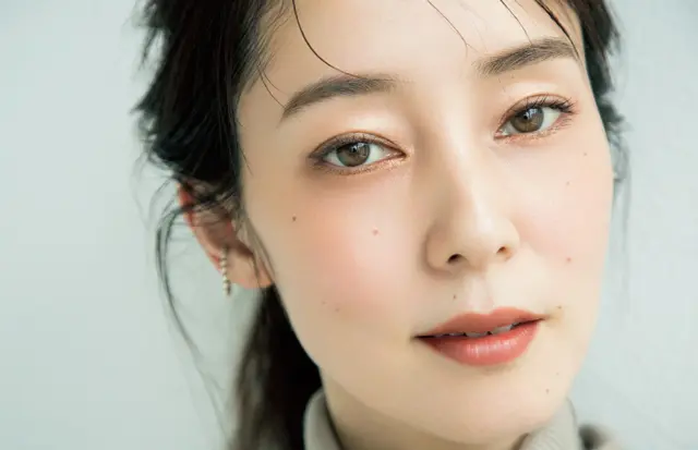 “ツヤ囲み”で2割フェミニン増しメイクの怜花