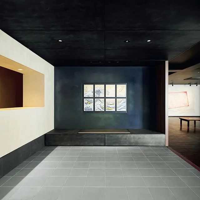 エントラン スの正面にも作品が