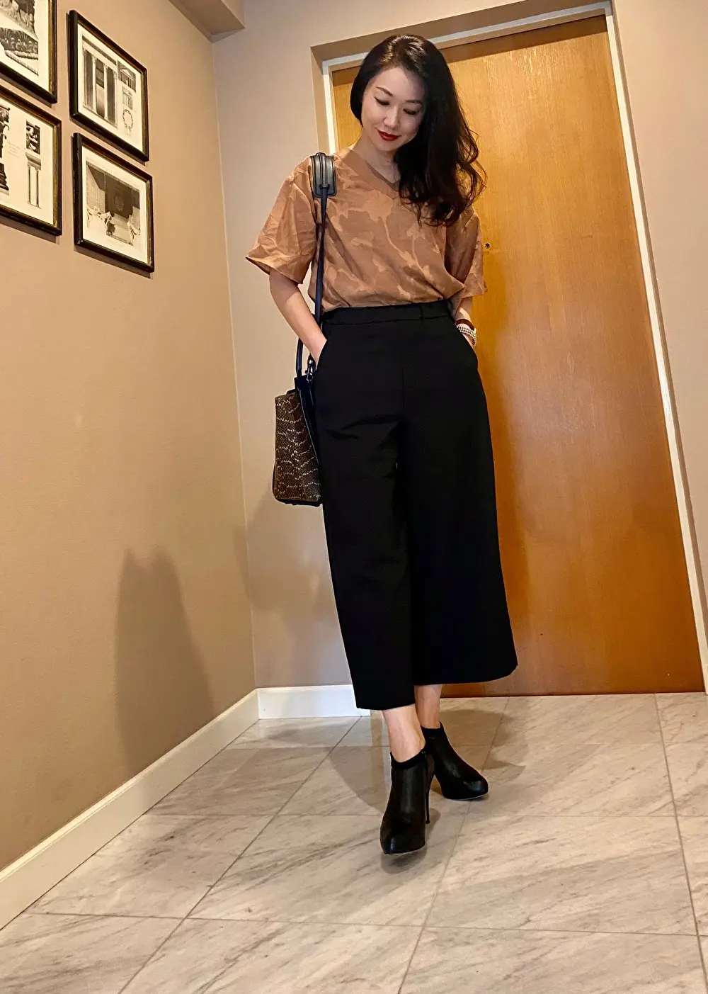 濃ベージュxブラックの秋色カラーでコーデ