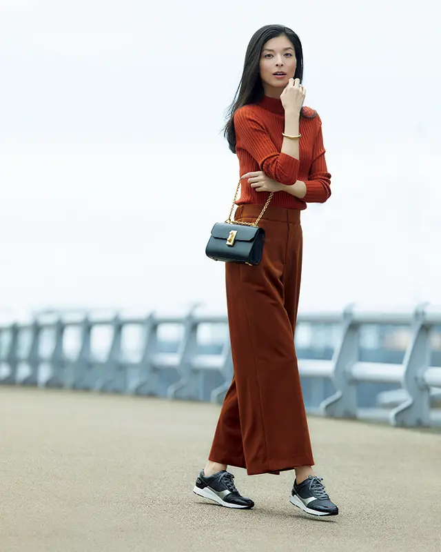流行のレンガ色コーデを大人っぽく引き締める黒スニーカー効果