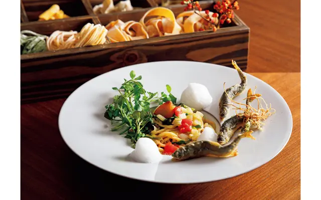 手打ちパスタや食材をワゴンで見ながら、数種のパスタメニューから選ぶスタイル。