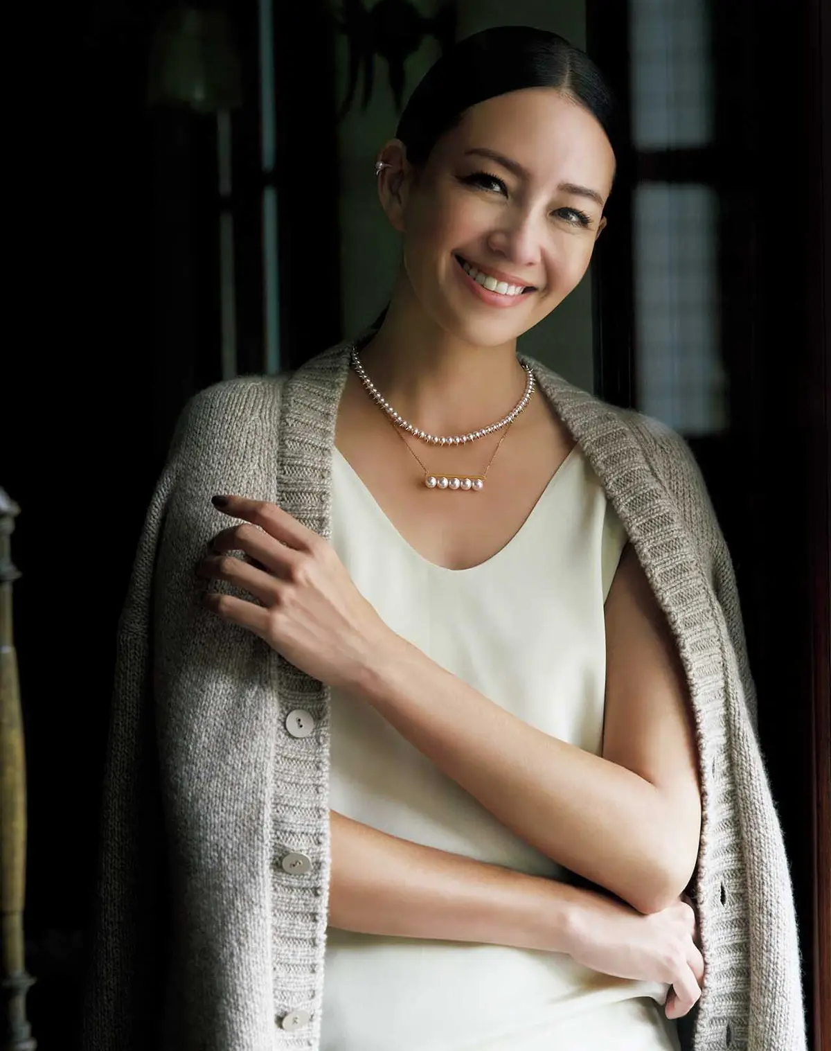 エクリュ・レイヤードを引き立てる、 パールのまろやかな輝き。 心豊かに、笑顔が咲いて――