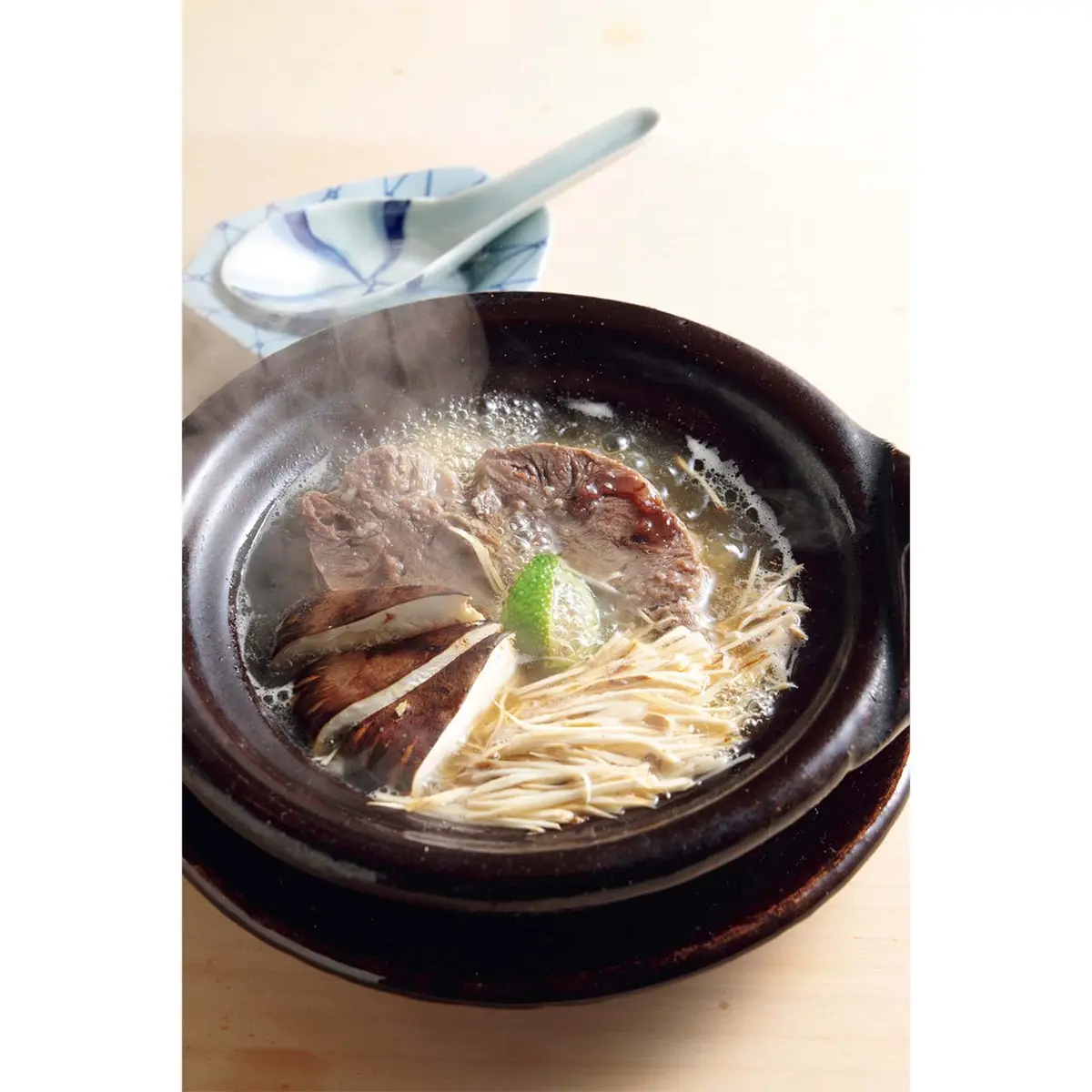 「松茸と牛 肉の肉吸い風鍋」。3 〜4日 煮込んだ黒毛和牛のネック と素麵に見立てた松茸をあ っさりとしただしとともに。 料理は時価で、1人分の予 算は￥15,000〜　