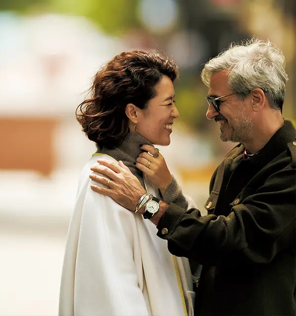  バニラ色のポンチョの大草直子とカーキのアウターコーデのチャーリー