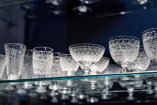 希少な1880年代の葡萄文様をはじめ、オールドバカラのグラス（￥8,000〜￥30,000）は圧巻の品ぞろえ