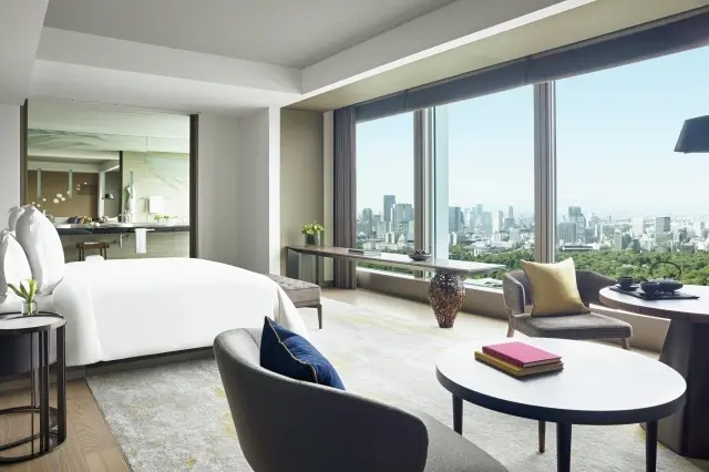 グレージュの客室は、都会のリゾート気分