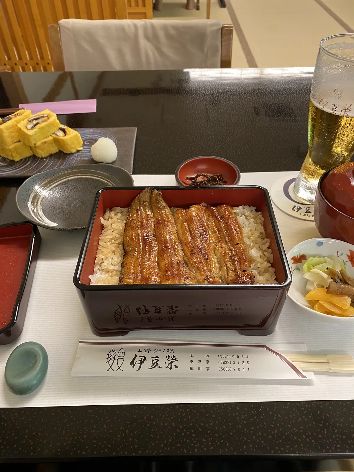 うな重と肝吸い、ビールと鰻巻きが並ぶ上野伊豆栄のランチ