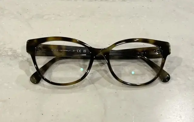 旅先でもおしゃれがかなう！シャネルのめがね