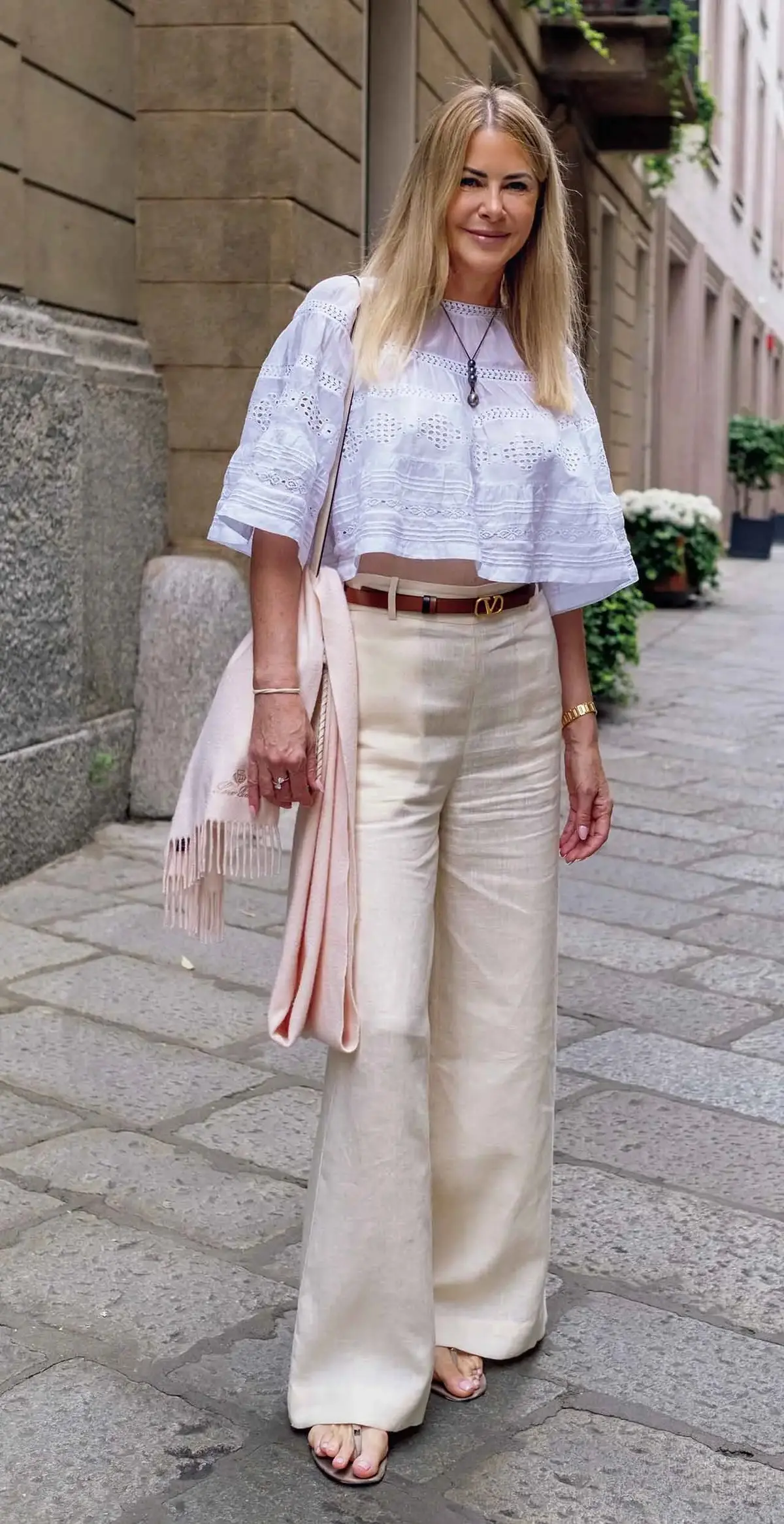 イザベル マランのレーシートップスは、歩くたびにウエストの肌が見え隠れするデザイン