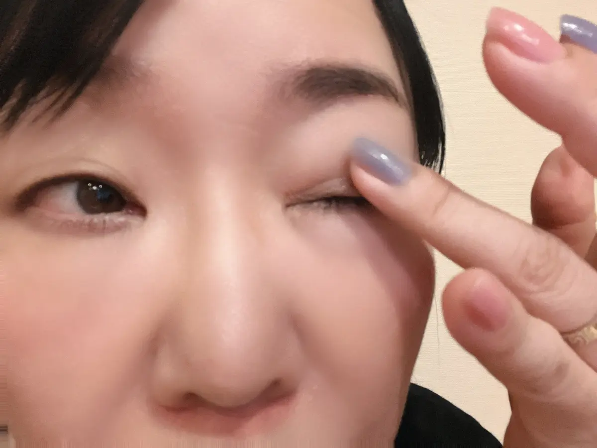 UNMIX アイリッドニュアンスを上まぶたにつける