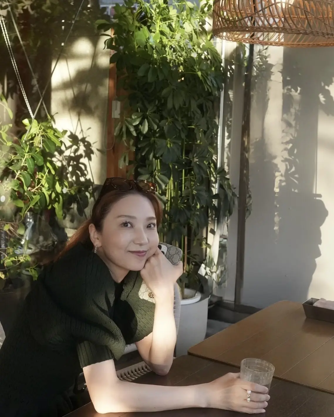 秋の陽だまりに大人可愛いモスグリーンワンの画像_7