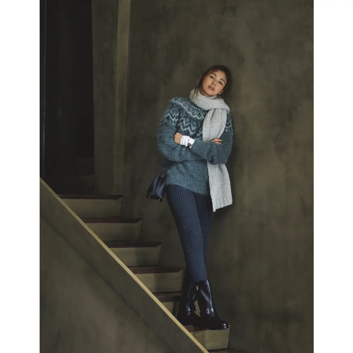グレーのノルディックニットにダークグレーリブニットパンツに黒ブーツを合わせたコーディネート　モデル・SHIHO