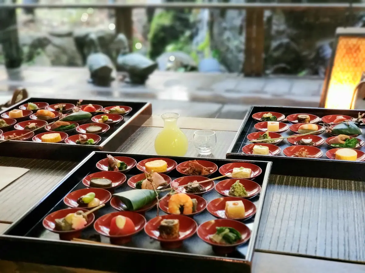 柚子屋旅館一心居の鮮やかな16種類のおばんざい